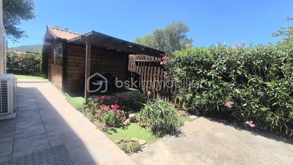 Très belle villa récente de 89 m² habitables comprenant une pièce de vie donnant sur une véranda isolée, une cuisine ouverte équipée, 3 chambres, une salle d'eau ainsi que 2 WC.
La parcelle de 285 m² est plate, clôturée et arborée.
Présence d'un cabanon de rangement.
Aucun travaux.
Située dans un secteur très calme et recherché à proximité des axes de circulation, des écoles et des commerces.