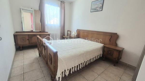 Très belle villa récente de 89 m² habitables comprenant une pièce de vie donnant sur une véranda isolée, une cuisine ouverte équipée, 3 chambres, une salle d'eau ainsi que 2 WC.
La parcelle de 285 m² est plate, clôturée et arborée.
Présence d'un cabanon de rangement.
Aucun travaux.
Située dans un secteur très calme et recherché à proximité des axes de circulation, des écoles et des commerces.