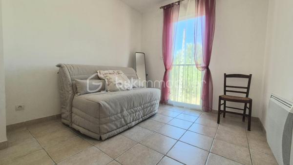 Très belle villa récente de 89 m² habitables comprenant une pièce de vie donnant sur une véranda isolée, une cuisine ouverte équipée, 3 chambres, une salle d'eau ainsi que 2 WC.
La parcelle de 285 m² est plate, clôturée et arborée.
Présence d'un cabanon de rangement.
Aucun travaux.
Située dans un secteur très calme et recherché à proximité des axes de circulation, des écoles et des commerces.