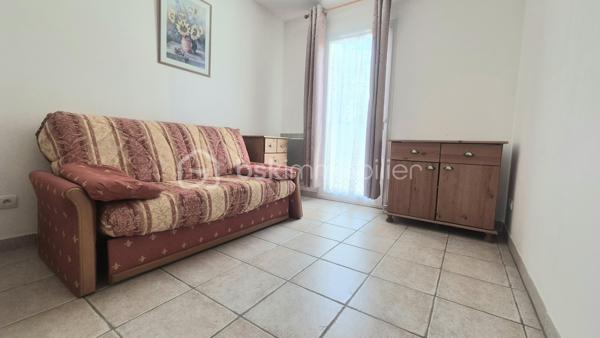 Très belle villa récente de 89 m² habitables comprenant une pièce de vie donnant sur une véranda isolée, une cuisine ouverte équipée, 3 chambres, une salle d'eau ainsi que 2 WC.
La parcelle de 285 m² est plate, clôturée et arborée.
Présence d'un cabanon de rangement.
Aucun travaux.
Située dans un secteur très calme et recherché à proximité des axes de circulation, des écoles et des commerces.