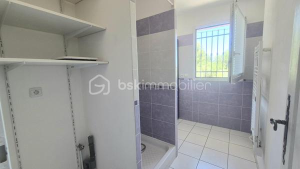 Très belle villa récente de 89 m² habitables comprenant une pièce de vie donnant sur une véranda isolée, une cuisine ouverte équipée, 3 chambres, une salle d'eau ainsi que 2 WC.
La parcelle de 285 m² est plate, clôturée et arborée.
Présence d'un cabanon de rangement.
Aucun travaux.
Située dans un secteur très calme et recherché à proximité des axes de circulation, des écoles et des commerces.