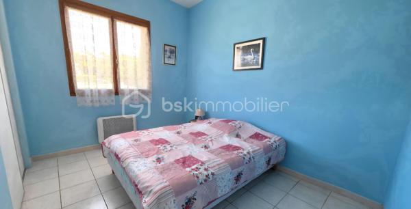 🏡 BSK IMMOBILIER – VALÉRIE BARBIERI vous propose à la vente 🏡

✨ Bien rare aux Arcs-sur-Argens – Maison familiale avec fort potentiel ✨

Dans l’un des secteurs les plus recherchés des Arcs-sur-Argens, découvrez cette maison de 118 m², idéalement située au calme, en étant à pied des commerces, écoles et de la gare TGV.
Un emplacement privilégié, alliant tranquillité absolue et accessibilité, particulièrement rare sur le secteur.

🌿 Un extérieur exceptionnel!
Implantée sur un terrain plat de 694 m², cette propriété offre un cadre de vie intime et préservé, avec un agréable espace extérieur et piscine hors sol, parfait pour profiter pleinement du climat provençal.

🏠 Une maison aux volumes généreux et évolutifs :
Élevée sur deux niveaux, elle propose : Une belle pièce de vie lumineuse avec cuisine ouverte, 4 chambres, dont une de plain-pied avec salle d’eau, idéale pour une vie de famille ou recevoir, Une salle de bains,
De nombreux espaces de rangement
Un garage de 25 m²

🔧 Un potentiel rare à exploiter : En bon état, cette maison nécessite un rafraîchissement, offrant ainsi une véritable opportunité de valorisation.
Vous pourrez la repenser à votre image et créer un bien unique, parfaitement adapté à vos envies.

📍 Une localisation stratégique :
✔️ Tout à pied (commerces, écoles, gare)
✔️ À 10 minutes de l’autoroute
✔️ À seulement 30 minutes des plages

💛 Les atouts majeurs :
✔️ Secteur très recherché
✔️ Terrain plat 
✔️ Chambre en rez-de-chaussée
✔️ Fort potentiel de valorisation
✔️ Idéal résidence principale, secondaire ou investissement

Les prestations :
✔️ Climatisation réversible
✔️ Double vitrage
✔️ Tout à l'égout
✔️ Présence d'un puits 
 
✨ Une opportunité rare sur le marché, à fort potentiel, dans un cadre de vie privilégié.

VIDEO A LA DEMANDE!

📞 À visiter sans tarder !
Visites possibles 7j/7, week-ends et jours fériés sur rendez-vous.