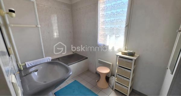 🏡 BSK IMMOBILIER – VALÉRIE BARBIERI vous propose à la vente 🏡

✨ Bien rare aux Arcs-sur-Argens – Maison familiale avec fort potentiel ✨

Dans l’un des secteurs les plus recherchés des Arcs-sur-Argens, découvrez cette maison de 118 m², idéalement située au calme, en étant à pied des commerces, écoles et de la gare TGV.
Un emplacement privilégié, alliant tranquillité absolue et accessibilité, particulièrement rare sur le secteur.

🌿 Un extérieur exceptionnel!
Implantée sur un terrain plat de 694 m², cette propriété offre un cadre de vie intime et préservé, avec un agréable espace extérieur et piscine hors sol, parfait pour profiter pleinement du climat provençal.

🏠 Une maison aux volumes généreux et évolutifs :
Élevée sur deux niveaux, elle propose : Une belle pièce de vie lumineuse avec cuisine ouverte, 4 chambres, dont une de plain-pied avec salle d’eau, idéale pour une vie de famille ou recevoir, Une salle de bains,
De nombreux espaces de rangement
Un garage de 25 m²

🔧 Un potentiel rare à exploiter : En bon état, cette maison nécessite un rafraîchissement, offrant ainsi une véritable opportunité de valorisation.
Vous pourrez la repenser à votre image et créer un bien unique, parfaitement adapté à vos envies.

📍 Une localisation stratégique :
✔️ Tout à pied (commerces, écoles, gare)
✔️ À 10 minutes de l’autoroute
✔️ À seulement 30 minutes des plages

💛 Les atouts majeurs :
✔️ Secteur très recherché
✔️ Terrain plat 
✔️ Chambre en rez-de-chaussée
✔️ Fort potentiel de valorisation
✔️ Idéal résidence principale, secondaire ou investissement

Les prestations :
✔️ Climatisation réversible
✔️ Double vitrage
✔️ Tout à l'égout
✔️ Présence d'un puits 
 
✨ Une opportunité rare sur le marché, à fort potentiel, dans un cadre de vie privilégié.

VIDEO A LA DEMANDE!

📞 À visiter sans tarder !
Visites possibles 7j/7, week-ends et jours fériés sur rendez-vous.