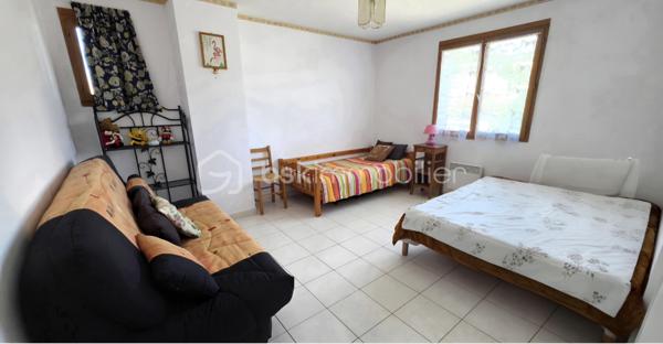 🏡 BSK IMMOBILIER – VALÉRIE BARBIERI vous propose à la vente 🏡

✨ Bien rare aux Arcs-sur-Argens – Maison familiale avec fort potentiel ✨

Dans l’un des secteurs les plus recherchés des Arcs-sur-Argens, découvrez cette maison de 118 m², idéalement située au calme, en étant à pied des commerces, écoles et de la gare TGV.
Un emplacement privilégié, alliant tranquillité absolue et accessibilité, particulièrement rare sur le secteur.

🌿 Un extérieur exceptionnel!
Implantée sur un terrain plat de 694 m², cette propriété offre un cadre de vie intime et préservé, avec un agréable espace extérieur et piscine hors sol, parfait pour profiter pleinement du climat provençal.

🏠 Une maison aux volumes généreux et évolutifs :
Élevée sur deux niveaux, elle propose : Une belle pièce de vie lumineuse avec cuisine ouverte, 4 chambres, dont une de plain-pied avec salle d’eau, idéale pour une vie de famille ou recevoir, Une salle de bains,
De nombreux espaces de rangement
Un garage de 25 m²

🔧 Un potentiel rare à exploiter : En bon état, cette maison nécessite un rafraîchissement, offrant ainsi une véritable opportunité de valorisation.
Vous pourrez la repenser à votre image et créer un bien unique, parfaitement adapté à vos envies.

📍 Une localisation stratégique :
✔️ Tout à pied (commerces, écoles, gare)
✔️ À 10 minutes de l’autoroute
✔️ À seulement 30 minutes des plages

💛 Les atouts majeurs :
✔️ Secteur très recherché
✔️ Terrain plat 
✔️ Chambre en rez-de-chaussée
✔️ Fort potentiel de valorisation
✔️ Idéal résidence principale, secondaire ou investissement

Les prestations :
✔️ Climatisation réversible
✔️ Double vitrage
✔️ Tout à l'égout
✔️ Présence d'un puits 
 
✨ Une opportunité rare sur le marché, à fort potentiel, dans un cadre de vie privilégié.

VIDEO A LA DEMANDE!

📞 À visiter sans tarder !
Visites possibles 7j/7, week-ends et jours fériés sur rendez-vous.