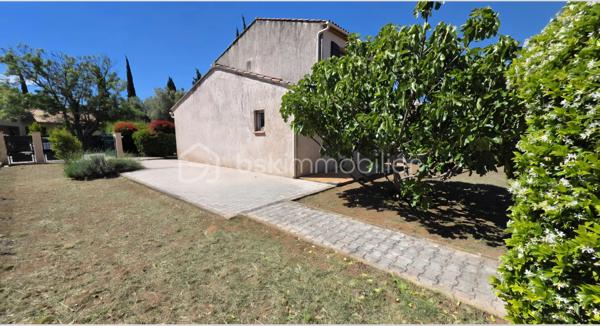 🏡 BSK IMMOBILIER – VALÉRIE BARBIERI vous propose à la vente 🏡

✨ Bien rare aux Arcs-sur-Argens – Maison familiale avec fort potentiel ✨

Dans l’un des secteurs les plus recherchés des Arcs-sur-Argens, découvrez cette maison de 118 m², idéalement située au calme, en étant à pied des commerces, écoles et de la gare TGV.
Un emplacement privilégié, alliant tranquillité absolue et accessibilité, particulièrement rare sur le secteur.

🌿 Un extérieur exceptionnel!
Implantée sur un terrain plat de 694 m², cette propriété offre un cadre de vie intime et préservé, avec un agréable espace extérieur et piscine hors sol, parfait pour profiter pleinement du climat provençal.

🏠 Une maison aux volumes généreux et évolutifs :
Élevée sur deux niveaux, elle propose : Une belle pièce de vie lumineuse avec cuisine ouverte, 4 chambres, dont une de plain-pied avec salle d’eau, idéale pour une vie de famille ou recevoir, Une salle de bains,
De nombreux espaces de rangement
Un garage de 25 m²

🔧 Un potentiel rare à exploiter : En bon état, cette maison nécessite un rafraîchissement, offrant ainsi une véritable opportunité de valorisation.
Vous pourrez la repenser à votre image et créer un bien unique, parfaitement adapté à vos envies.

📍 Une localisation stratégique :
✔️ Tout à pied (commerces, écoles, gare)
✔️ À 10 minutes de l’autoroute
✔️ À seulement 30 minutes des plages

💛 Les atouts majeurs :
✔️ Secteur très recherché
✔️ Terrain plat 
✔️ Chambre en rez-de-chaussée
✔️ Fort potentiel de valorisation
✔️ Idéal résidence principale, secondaire ou investissement

Les prestations :
✔️ Climatisation réversible
✔️ Double vitrage
✔️ Tout à l'égout
✔️ Présence d'un puits 
 
✨ Une opportunité rare sur le marché, à fort potentiel, dans un cadre de vie privilégié.

VIDEO A LA DEMANDE!

📞 À visiter sans tarder !
Visites possibles 7j/7, week-ends et jours fériés sur rendez-vous.