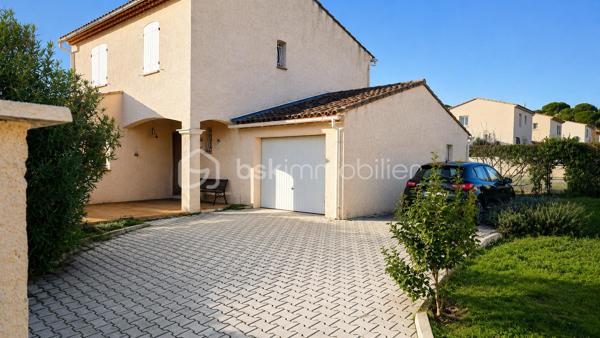 🏡 BSK IMMOBILIER – VALÉRIE BARBIERI vous propose à la vente 🏡

✨ Bien rare aux Arcs-sur-Argens – Maison familiale avec fort potentiel ✨

Dans l’un des secteurs les plus recherchés des Arcs-sur-Argens, découvrez cette maison de 118 m², idéalement située au calme, en étant à pied des commerces, écoles et de la gare TGV.
Un emplacement privilégié, alliant tranquillité absolue et accessibilité, particulièrement rare sur le secteur.

🌿 Un extérieur exceptionnel!
Implantée sur un terrain plat de 694 m², cette propriété offre un cadre de vie intime et préservé, avec un agréable espace extérieur et piscine hors sol, parfait pour profiter pleinement du climat provençal.

🏠 Une maison aux volumes généreux et évolutifs :
Élevée sur deux niveaux, elle propose : Une belle pièce de vie lumineuse avec cuisine ouverte, 4 chambres, dont une de plain-pied avec salle d’eau, idéale pour une vie de famille ou recevoir, Une salle de bains,
De nombreux espaces de rangement
Un garage de 25 m²

🔧 Un potentiel rare à exploiter : En bon état, cette maison nécessite un rafraîchissement, offrant ainsi une véritable opportunité de valorisation.
Vous pourrez la repenser à votre image et créer un bien unique, parfaitement adapté à vos envies.

📍 Une localisation stratégique :
✔️ Tout à pied (commerces, écoles, gare)
✔️ À 10 minutes de l’autoroute
✔️ À seulement 30 minutes des plages

💛 Les atouts majeurs :
✔️ Secteur très recherché
✔️ Terrain plat 
✔️ Chambre en rez-de-chaussée
✔️ Fort potentiel de valorisation
✔️ Idéal résidence principale, secondaire ou investissement

Les prestations :
✔️ Climatisation réversible
✔️ Double vitrage
✔️ Tout à l'égout
✔️ Présence d'un puits 
 
✨ Une opportunité rare sur le marché, à fort potentiel, dans un cadre de vie privilégié.

VIDEO A LA DEMANDE!

📞 À visiter sans tarder !
Visites possibles 7j/7, week-ends et jours fériés sur rendez-vous.