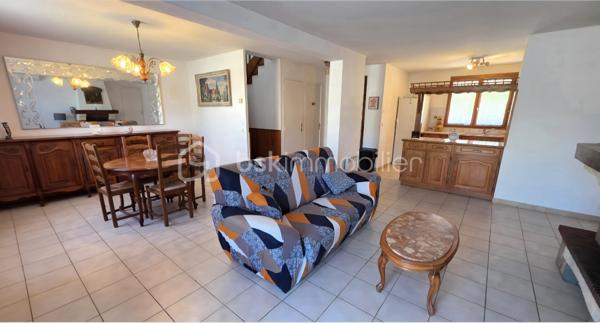 🏡 BSK IMMOBILIER – VALÉRIE BARBIERI vous propose à la vente 🏡

✨ Bien rare aux Arcs-sur-Argens – Maison familiale avec fort potentiel ✨

Dans l’un des secteurs les plus recherchés des Arcs-sur-Argens, découvrez cette maison de 118 m², idéalement située au calme, en étant à pied des commerces, écoles et de la gare TGV.
Un emplacement privilégié, alliant tranquillité absolue et accessibilité, particulièrement rare sur le secteur.

🌿 Un extérieur exceptionnel!
Implantée sur un terrain plat de 694 m², cette propriété offre un cadre de vie intime et préservé, avec un agréable espace extérieur et piscine hors sol, parfait pour profiter pleinement du climat provençal.

🏠 Une maison aux volumes généreux et évolutifs :
Élevée sur deux niveaux, elle propose : Une belle pièce de vie lumineuse avec cuisine ouverte, 4 chambres, dont une de plain-pied avec salle d’eau, idéale pour une vie de famille ou recevoir, Une salle de bains,
De nombreux espaces de rangement
Un garage de 25 m²

🔧 Un potentiel rare à exploiter : En bon état, cette maison nécessite un rafraîchissement, offrant ainsi une véritable opportunité de valorisation.
Vous pourrez la repenser à votre image et créer un bien unique, parfaitement adapté à vos envies.

📍 Une localisation stratégique :
✔️ Tout à pied (commerces, écoles, gare)
✔️ À 10 minutes de l’autoroute
✔️ À seulement 30 minutes des plages

💛 Les atouts majeurs :
✔️ Secteur très recherché
✔️ Terrain plat 
✔️ Chambre en rez-de-chaussée
✔️ Fort potentiel de valorisation
✔️ Idéal résidence principale, secondaire ou investissement

Les prestations :
✔️ Climatisation réversible
✔️ Double vitrage
✔️ Tout à l'égout
✔️ Présence d'un puits 
 
✨ Une opportunité rare sur le marché, à fort potentiel, dans un cadre de vie privilégié.

VIDEO A LA DEMANDE!

📞 À visiter sans tarder !
Visites possibles 7j/7, week-ends et jours fériés sur rendez-vous.