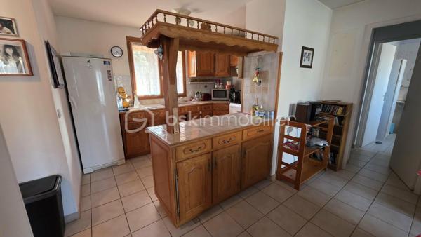🏡 BSK IMMOBILIER – VALÉRIE BARBIERI vous propose à la vente 🏡

✨ Bien rare aux Arcs-sur-Argens – Maison familiale avec fort potentiel ✨

Dans l’un des secteurs les plus recherchés des Arcs-sur-Argens, découvrez cette maison de 118 m², idéalement située au calme, en étant à pied des commerces, écoles et de la gare TGV.
Un emplacement privilégié, alliant tranquillité absolue et accessibilité, particulièrement rare sur le secteur.

🌿 Un extérieur exceptionnel!
Implantée sur un terrain plat de 694 m², cette propriété offre un cadre de vie intime et préservé, avec un agréable espace extérieur et piscine hors sol, parfait pour profiter pleinement du climat provençal.

🏠 Une maison aux volumes généreux et évolutifs :
Élevée sur deux niveaux, elle propose : Une belle pièce de vie lumineuse avec cuisine ouverte, 4 chambres, dont une de plain-pied avec salle d’eau, idéale pour une vie de famille ou recevoir, Une salle de bains,
De nombreux espaces de rangement
Un garage de 25 m²

🔧 Un potentiel rare à exploiter : En bon état, cette maison nécessite un rafraîchissement, offrant ainsi une véritable opportunité de valorisation.
Vous pourrez la repenser à votre image et créer un bien unique, parfaitement adapté à vos envies.

📍 Une localisation stratégique :
✔️ Tout à pied (commerces, écoles, gare)
✔️ À 10 minutes de l’autoroute
✔️ À seulement 30 minutes des plages

💛 Les atouts majeurs :
✔️ Secteur très recherché
✔️ Terrain plat 
✔️ Chambre en rez-de-chaussée
✔️ Fort potentiel de valorisation
✔️ Idéal résidence principale, secondaire ou investissement

Les prestations :
✔️ Climatisation réversible
✔️ Double vitrage
✔️ Tout à l'égout
✔️ Présence d'un puits 
 
✨ Une opportunité rare sur le marché, à fort potentiel, dans un cadre de vie privilégié.

VIDEO A LA DEMANDE!

📞 À visiter sans tarder !
Visites possibles 7j/7, week-ends et jours fériés sur rendez-vous.