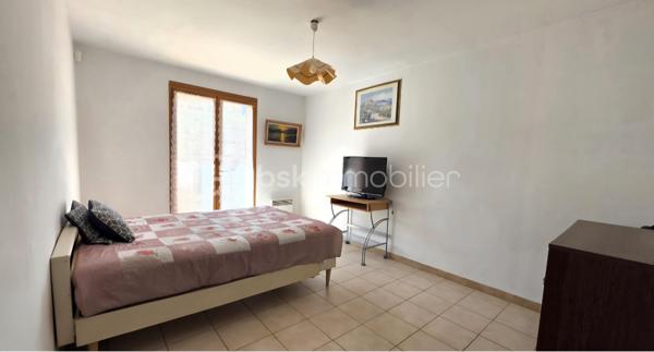 🏡 BSK IMMOBILIER – VALÉRIE BARBIERI vous propose à la vente 🏡

✨ Bien rare aux Arcs-sur-Argens – Maison familiale avec fort potentiel ✨

Dans l’un des secteurs les plus recherchés des Arcs-sur-Argens, découvrez cette maison de 118 m², idéalement située au calme, en étant à pied des commerces, écoles et de la gare TGV.
Un emplacement privilégié, alliant tranquillité absolue et accessibilité, particulièrement rare sur le secteur.

🌿 Un extérieur exceptionnel!
Implantée sur un terrain plat de 694 m², cette propriété offre un cadre de vie intime et préservé, avec un agréable espace extérieur et piscine hors sol, parfait pour profiter pleinement du climat provençal.

🏠 Une maison aux volumes généreux et évolutifs :
Élevée sur deux niveaux, elle propose : Une belle pièce de vie lumineuse avec cuisine ouverte, 4 chambres, dont une de plain-pied avec salle d’eau, idéale pour une vie de famille ou recevoir, Une salle de bains,
De nombreux espaces de rangement
Un garage de 25 m²

🔧 Un potentiel rare à exploiter : En bon état, cette maison nécessite un rafraîchissement, offrant ainsi une véritable opportunité de valorisation.
Vous pourrez la repenser à votre image et créer un bien unique, parfaitement adapté à vos envies.

📍 Une localisation stratégique :
✔️ Tout à pied (commerces, écoles, gare)
✔️ À 10 minutes de l’autoroute
✔️ À seulement 30 minutes des plages

💛 Les atouts majeurs :
✔️ Secteur très recherché
✔️ Terrain plat 
✔️ Chambre en rez-de-chaussée
✔️ Fort potentiel de valorisation
✔️ Idéal résidence principale, secondaire ou investissement

Les prestations :
✔️ Climatisation réversible
✔️ Double vitrage
✔️ Tout à l'égout
✔️ Présence d'un puits 
 
✨ Une opportunité rare sur le marché, à fort potentiel, dans un cadre de vie privilégié.

VIDEO A LA DEMANDE!

📞 À visiter sans tarder !
Visites possibles 7j/7, week-ends et jours fériés sur rendez-vous.