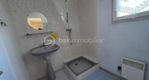 🏡 BSK IMMOBILIER – VALÉRIE BARBIERI vous propose à la vente 🏡

✨ Bien rare aux Arcs-sur-Argens – Maison familiale avec fort potentiel ✨

Dans l’un des secteurs les plus recherchés des Arcs-sur-Argens, découvrez cette maison de 118 m², idéalement située au calme, en étant à pied des commerces, écoles et de la gare TGV.
Un emplacement privilégié, alliant tranquillité absolue et accessibilité, particulièrement rare sur le secteur.

🌿 Un extérieur exceptionnel!
Implantée sur un terrain plat de 694 m², cette propriété offre un cadre de vie intime et préservé, avec un agréable espace extérieur et piscine hors sol, parfait pour profiter pleinement du climat provençal.

🏠 Une maison aux volumes généreux et évolutifs :
Élevée sur deux niveaux, elle propose : Une belle pièce de vie lumineuse avec cuisine ouverte, 4 chambres, dont une de plain-pied avec salle d’eau, idéale pour une vie de famille ou recevoir, Une salle de bains,
De nombreux espaces de rangement
Un garage de 25 m²

🔧 Un potentiel rare à exploiter : En bon état, cette maison nécessite un rafraîchissement, offrant ainsi une véritable opportunité de valorisation.
Vous pourrez la repenser à votre image et créer un bien unique, parfaitement adapté à vos envies.

📍 Une localisation stratégique :
✔️ Tout à pied (commerces, écoles, gare)
✔️ À 10 minutes de l’autoroute
✔️ À seulement 30 minutes des plages

💛 Les atouts majeurs :
✔️ Secteur très recherché
✔️ Terrain plat 
✔️ Chambre en rez-de-chaussée
✔️ Fort potentiel de valorisation
✔️ Idéal résidence principale, secondaire ou investissement

Les prestations :
✔️ Climatisation réversible
✔️ Double vitrage
✔️ Tout à l'égout
✔️ Présence d'un puits 
 
✨ Une opportunité rare sur le marché, à fort potentiel, dans un cadre de vie privilégié.

VIDEO A LA DEMANDE!

📞 À visiter sans tarder !
Visites possibles 7j/7, week-ends et jours fériés sur rendez-vous.