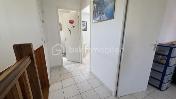 🏡 BSK IMMOBILIER – VALÉRIE BARBIERI vous propose à la vente 🏡

✨ Bien rare aux Arcs-sur-Argens – Maison familiale avec fort potentiel ✨

Dans l’un des secteurs les plus recherchés des Arcs-sur-Argens, découvrez cette maison de 118 m², idéalement située au calme, en étant à pied des commerces, écoles et de la gare TGV.
Un emplacement privilégié, alliant tranquillité absolue et accessibilité, particulièrement rare sur le secteur.

🌿 Un extérieur exceptionnel!
Implantée sur un terrain plat de 694 m², cette propriété offre un cadre de vie intime et préservé, avec un agréable espace extérieur et piscine hors sol, parfait pour profiter pleinement du climat provençal.

🏠 Une maison aux volumes généreux et évolutifs :
Élevée sur deux niveaux, elle propose : Une belle pièce de vie lumineuse avec cuisine ouverte, 4 chambres, dont une de plain-pied avec salle d’eau, idéale pour une vie de famille ou recevoir, Une salle de bains,
De nombreux espaces de rangement
Un garage de 25 m²

🔧 Un potentiel rare à exploiter : En bon état, cette maison nécessite un rafraîchissement, offrant ainsi une véritable opportunité de valorisation.
Vous pourrez la repenser à votre image et créer un bien unique, parfaitement adapté à vos envies.

📍 Une localisation stratégique :
✔️ Tout à pied (commerces, écoles, gare)
✔️ À 10 minutes de l’autoroute
✔️ À seulement 30 minutes des plages

💛 Les atouts majeurs :
✔️ Secteur très recherché
✔️ Terrain plat 
✔️ Chambre en rez-de-chaussée
✔️ Fort potentiel de valorisation
✔️ Idéal résidence principale, secondaire ou investissement

Les prestations :
✔️ Climatisation réversible
✔️ Double vitrage
✔️ Tout à l'égout
✔️ Présence d'un puits 
 
✨ Une opportunité rare sur le marché, à fort potentiel, dans un cadre de vie privilégié.

VIDEO A LA DEMANDE!

📞 À visiter sans tarder !
Visites possibles 7j/7, week-ends et jours fériés sur rendez-vous.