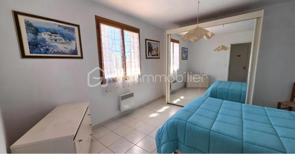 🏡 BSK IMMOBILIER – VALÉRIE BARBIERI vous propose à la vente 🏡

✨ Bien rare aux Arcs-sur-Argens – Maison familiale avec fort potentiel ✨

Dans l’un des secteurs les plus recherchés des Arcs-sur-Argens, découvrez cette maison de 118 m², idéalement située au calme, en étant à pied des commerces, écoles et de la gare TGV.
Un emplacement privilégié, alliant tranquillité absolue et accessibilité, particulièrement rare sur le secteur.

🌿 Un extérieur exceptionnel!
Implantée sur un terrain plat de 694 m², cette propriété offre un cadre de vie intime et préservé, avec un agréable espace extérieur et piscine hors sol, parfait pour profiter pleinement du climat provençal.

🏠 Une maison aux volumes généreux et évolutifs :
Élevée sur deux niveaux, elle propose : Une belle pièce de vie lumineuse avec cuisine ouverte, 4 chambres, dont une de plain-pied avec salle d’eau, idéale pour une vie de famille ou recevoir, Une salle de bains,
De nombreux espaces de rangement
Un garage de 25 m²

🔧 Un potentiel rare à exploiter : En bon état, cette maison nécessite un rafraîchissement, offrant ainsi une véritable opportunité de valorisation.
Vous pourrez la repenser à votre image et créer un bien unique, parfaitement adapté à vos envies.

📍 Une localisation stratégique :
✔️ Tout à pied (commerces, écoles, gare)
✔️ À 10 minutes de l’autoroute
✔️ À seulement 30 minutes des plages

💛 Les atouts majeurs :
✔️ Secteur très recherché
✔️ Terrain plat 
✔️ Chambre en rez-de-chaussée
✔️ Fort potentiel de valorisation
✔️ Idéal résidence principale, secondaire ou investissement

Les prestations :
✔️ Climatisation réversible
✔️ Double vitrage
✔️ Tout à l'égout
✔️ Présence d'un puits 
 
✨ Une opportunité rare sur le marché, à fort potentiel, dans un cadre de vie privilégié.

VIDEO A LA DEMANDE!

📞 À visiter sans tarder !
Visites possibles 7j/7, week-ends et jours fériés sur rendez-vous.