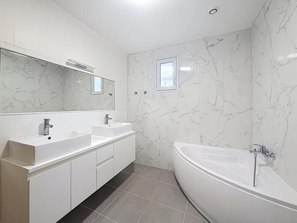 Charmante maison de plain pied en plein coeur de Meximieux, 126m², 4 chambres, garage .
