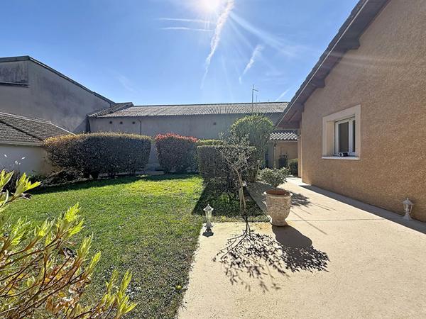 Charmante maison de plain pied en plein coeur de Meximieux, 126m², 4 chambres, garage .