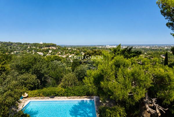 A vendre - LES ANGLES - Maison d'architecte Jacques Guichard des années 60 - Vue Palais des Papes