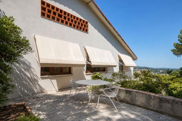 A vendre - LES ANGLES - Maison d'architecte Jacques Guichard des années 60 - Vue Palais des Papes