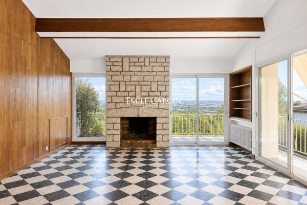 A vendre - LES ANGLES - Maison d'architecte Jacques Guichard des années 60 - Vue Palais des Papes
