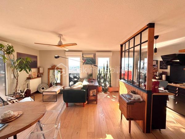 Découvrez ce superbe appartement d’environ 90 m², aux prestations soignées et aux volumes généreux. Entièrement parqueté, il offre une atmosphère chaleureuse et élégante dès l’entrée.

Vous serez séduit par son bel espace de vie lumineux, ouvert sur une cuisine moderne entièrement équipée, idéale pour partager des moments conviviaux en famille ou entre amis.

Côté nuit, ce bien dispose de 3 chambres, dont une suite parentale, chacune bénéficiant d’un accès à un espace extérieur, apportant luminosité et confort au quotidien.

Véritable atout de cet appartement, une grande terrasse vous permettra de profiter pleinement des beaux jours, complétée par deux balcons supplémentaires, offrant de multiples espaces de détente.

Situé dans le secteur recherché des Lauriers, à proximité des commerces, des transports et de toutes les commodités, cet appartement réunit tous les critères pour une qualité de vie exceptionnelle.