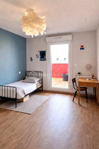 Découvrez ce superbe appartement d’environ 90 m², aux prestations soignées et aux volumes généreux. Entièrement parqueté, il offre une atmosphère chaleureuse et élégante dès l’entrée.

Vous serez séduit par son bel espace de vie lumineux, ouvert sur une cuisine moderne entièrement équipée, idéale pour partager des moments conviviaux en famille ou entre amis.

Côté nuit, ce bien dispose de 3 chambres, dont une suite parentale, chacune bénéficiant d’un accès à un espace extérieur, apportant luminosité et confort au quotidien.

Véritable atout de cet appartement, une grande terrasse vous permettra de profiter pleinement des beaux jours, complétée par deux balcons supplémentaires, offrant de multiples espaces de détente.

Situé dans le secteur recherché des Lauriers, à proximité des commerces, des transports et de toutes les commodités, cet appartement réunit tous les critères pour une qualité de vie exceptionnelle.