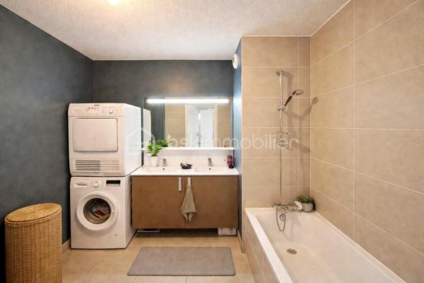 Découvrez ce superbe appartement d’environ 90 m², aux prestations soignées et aux volumes généreux. Entièrement parqueté, il offre une atmosphère chaleureuse et élégante dès l’entrée.

Vous serez séduit par son bel espace de vie lumineux, ouvert sur une cuisine moderne entièrement équipée, idéale pour partager des moments conviviaux en famille ou entre amis.

Côté nuit, ce bien dispose de 3 chambres, dont une suite parentale, chacune bénéficiant d’un accès à un espace extérieur, apportant luminosité et confort au quotidien.

Véritable atout de cet appartement, une grande terrasse vous permettra de profiter pleinement des beaux jours, complétée par deux balcons supplémentaires, offrant de multiples espaces de détente.

Situé dans le secteur recherché des Lauriers, à proximité des commerces, des transports et de toutes les commodités, cet appartement réunit tous les critères pour une qualité de vie exceptionnelle.