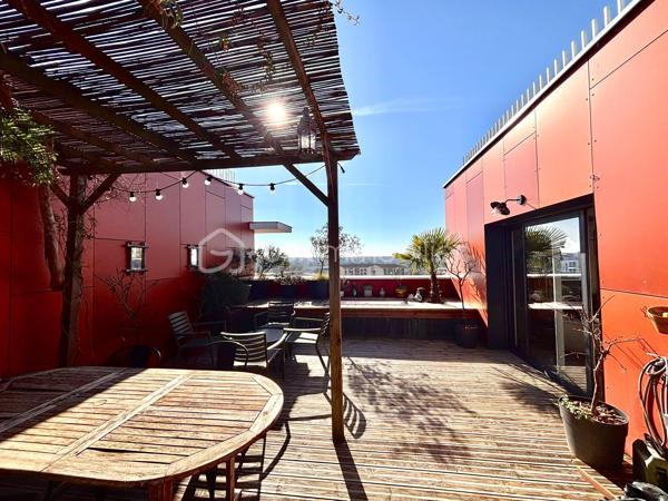 Découvrez ce superbe appartement d’environ 90 m², aux prestations soignées et aux volumes généreux. Entièrement parqueté, il offre une atmosphère chaleureuse et élégante dès l’entrée.

Vous serez séduit par son bel espace de vie lumineux, ouvert sur une cuisine moderne entièrement équipée, idéale pour partager des moments conviviaux en famille ou entre amis.

Côté nuit, ce bien dispose de 3 chambres, dont une suite parentale, chacune bénéficiant d’un accès à un espace extérieur, apportant luminosité et confort au quotidien.

Véritable atout de cet appartement, une grande terrasse vous permettra de profiter pleinement des beaux jours, complétée par deux balcons supplémentaires, offrant de multiples espaces de détente.

Situé dans le secteur recherché des Lauriers, à proximité des commerces, des transports et de toutes les commodités, cet appartement réunit tous les critères pour une qualité de vie exceptionnelle.