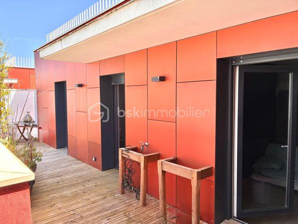 Découvrez ce superbe appartement d’environ 90 m², aux prestations soignées et aux volumes généreux. Entièrement parqueté, il offre une atmosphère chaleureuse et élégante dès l’entrée.

Vous serez séduit par son bel espace de vie lumineux, ouvert sur une cuisine moderne entièrement équipée, idéale pour partager des moments conviviaux en famille ou entre amis.

Côté nuit, ce bien dispose de 3 chambres, dont une suite parentale, chacune bénéficiant d’un accès à un espace extérieur, apportant luminosité et confort au quotidien.

Véritable atout de cet appartement, une grande terrasse vous permettra de profiter pleinement des beaux jours, complétée par deux balcons supplémentaires, offrant de multiples espaces de détente.

Situé dans le secteur recherché des Lauriers, à proximité des commerces, des transports et de toutes les commodités, cet appartement réunit tous les critères pour une qualité de vie exceptionnelle.