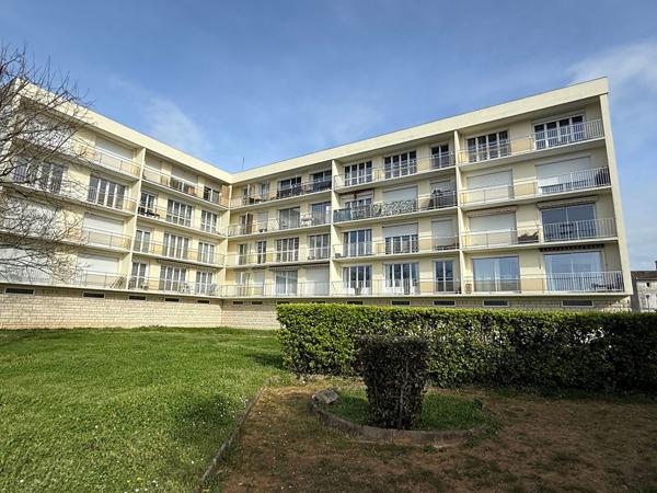 ROCHEFORT Appartement rénové avec balcon, garage et cave