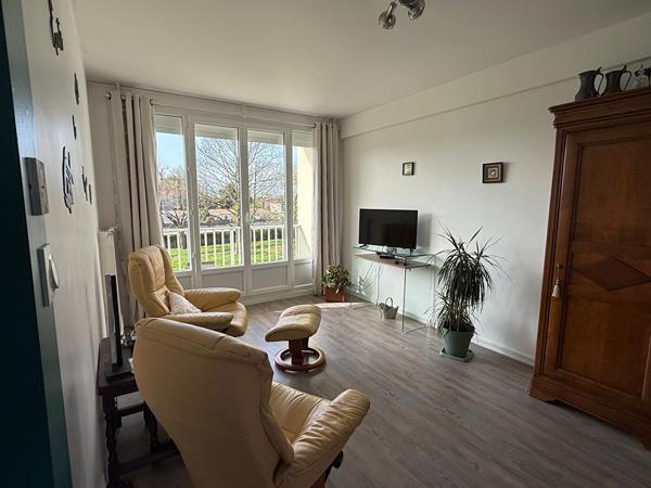 ROCHEFORT Appartement rénové avec balcon, garage et cave