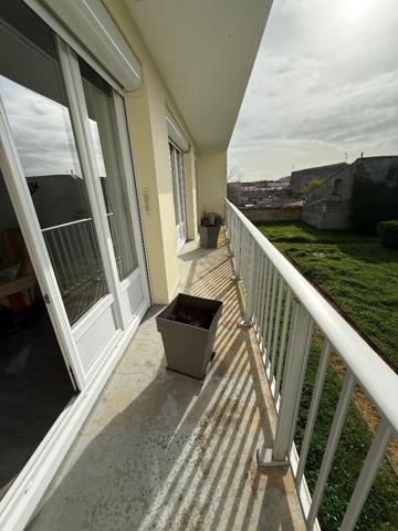 ROCHEFORT Appartement rénové avec balcon, garage et cave