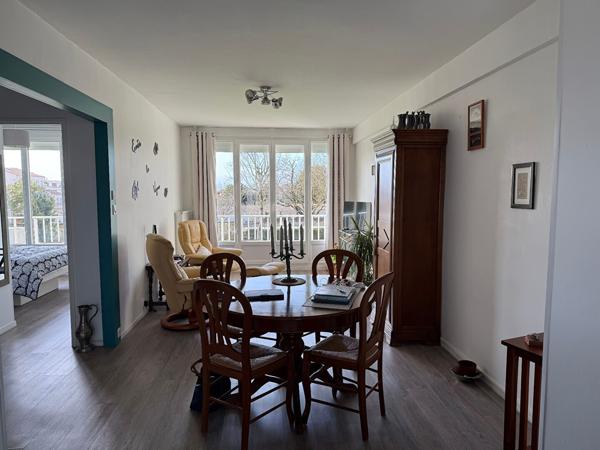 ROCHEFORT Appartement rénové avec balcon, garage et cave