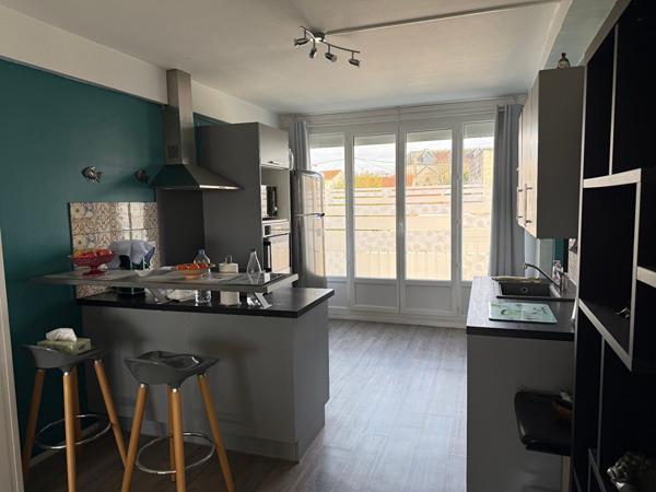ROCHEFORT Appartement rénové avec balcon, garage et cave