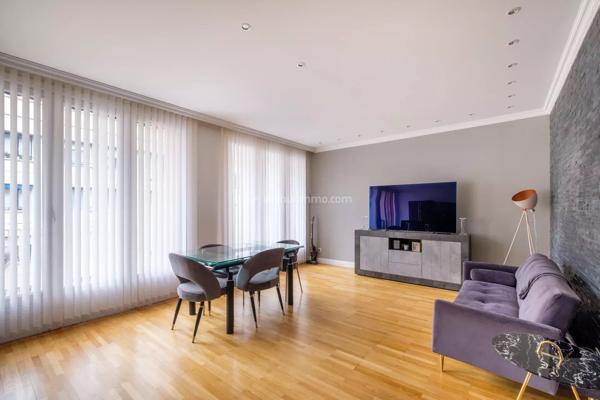 Vente                                                      Appartement
                        
                     3 pièces                      73 m2                     à Lyon 6