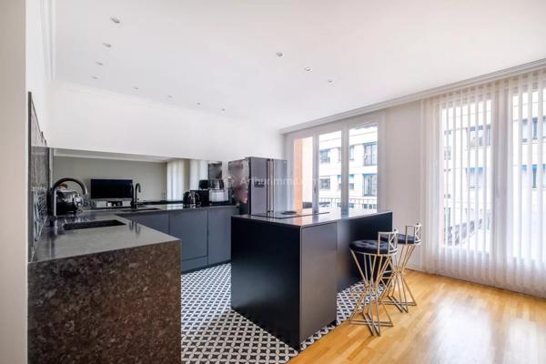 Vente                                                      Appartement
                        
                     3 pièces                      73 m2                     à Lyon 6