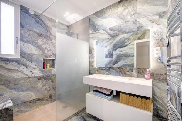 Vente                                                      Appartement
                        
                     3 pièces                      73 m2                     à Lyon 6