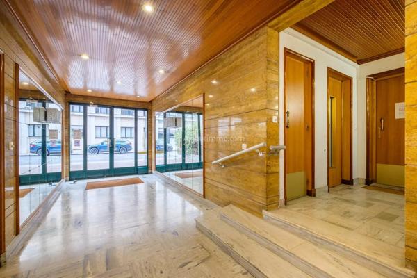 Vente                                                      Appartement
                        
                     3 pièces                      73 m2                     à Lyon 6
