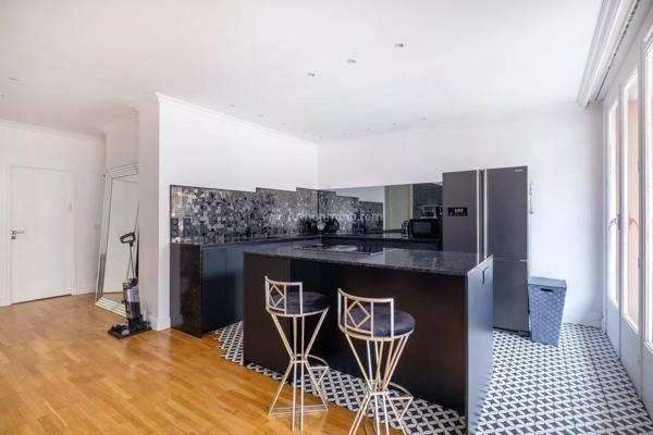 Vente                                                      Appartement
                        
                     3 pièces                      73 m2                     à Lyon 6