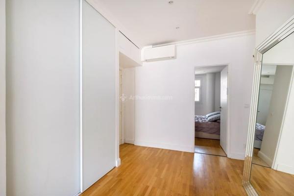 Vente                                                      Appartement
                        
                     3 pièces                      73 m2                     à Lyon 6