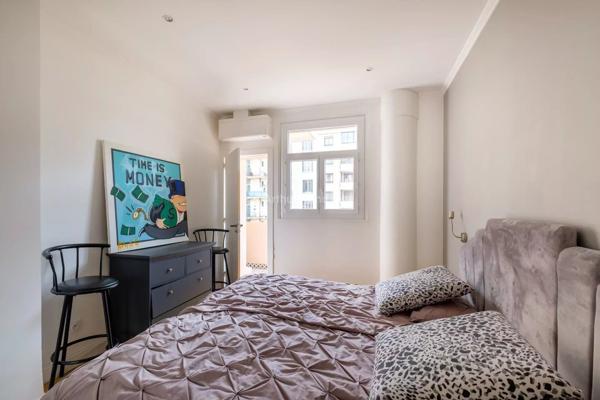 Vente                                                      Appartement
                        
                     3 pièces                      73 m2                     à Lyon 6