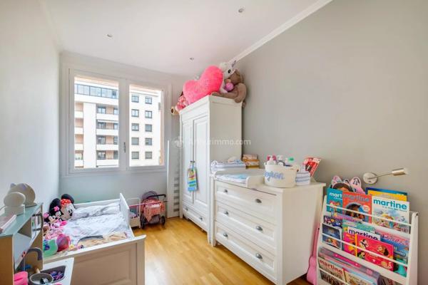 Vente                                                      Appartement
                        
                     3 pièces                      73 m2                     à Lyon 6
