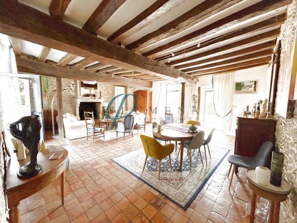 À vendre, Magnifique Manoir au Charme Indéniable de 254m² avec dépendances et une entrée indépendante.