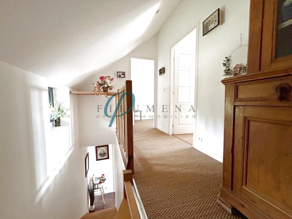 À vendre, Magnifique Manoir au Charme Indéniable de 254m² avec dépendances et une entrée indépendante.