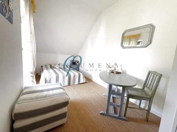 À vendre, Magnifique Manoir au Charme Indéniable de 254m² avec dépendances et une entrée indépendante.