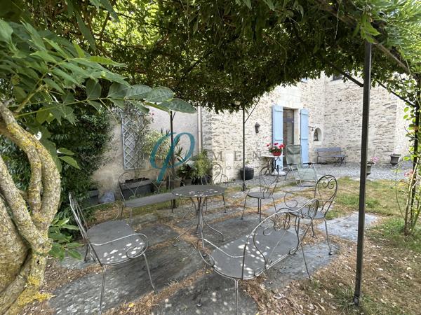 À vendre, Magnifique Manoir au Charme Indéniable de 254m² avec dépendances et une entrée indépendante.
