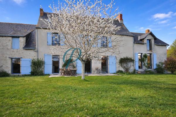 À vendre, Magnifique Manoir au Charme Indéniable de 254m² avec dépendances et une entrée indépendante.