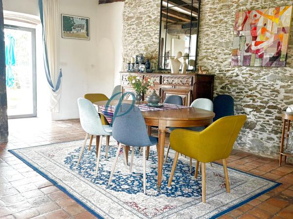 À vendre, Magnifique Manoir au Charme Indéniable de 254m² avec dépendances et une entrée indépendante.