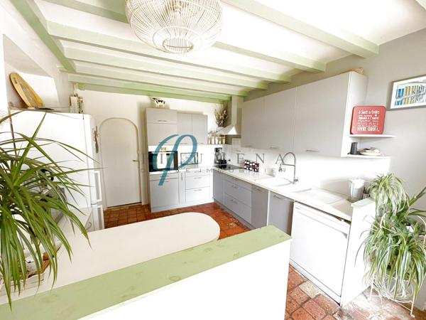 À vendre, Magnifique Manoir au Charme Indéniable de 254m² avec dépendances et une entrée indépendante.