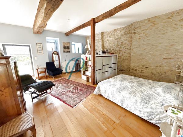 À vendre, Magnifique Manoir au Charme Indéniable de 254m² avec dépendances et une entrée indépendante.