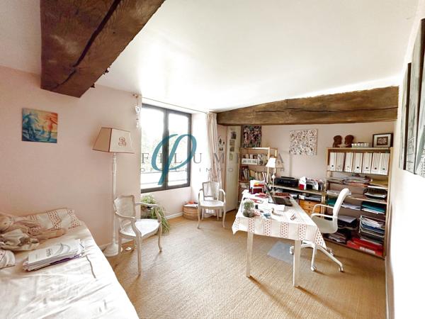 À vendre, Magnifique Manoir au Charme Indéniable de 254m² avec dépendances et une entrée indépendante.
