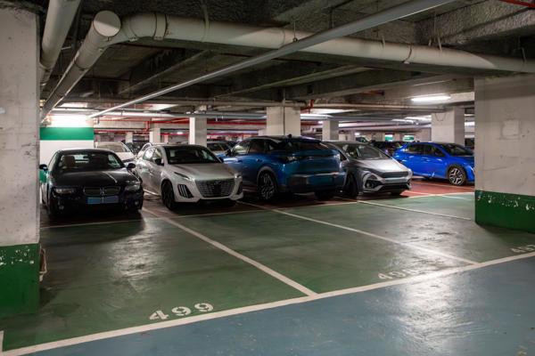 OPPORTUNITÉ RARE – LOT DE 42 PLACES DE PARKING À VENDRE - SURESNES CENTRE VILLE