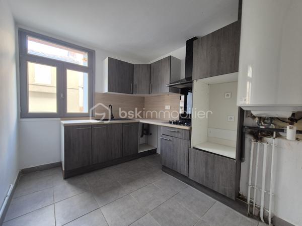 Vous recherchez votre premier appartement ou un investissement locatif dans un emplacement central ? Ne cherchez plus !

En plein cœur de Valence d’Agen, venez découvrir cet appartement de 52,54 m² habitables, idéalement situé à proximité immédiate des commerces, écoles et services.

L’appartement se compose d’une entrée avec WC indépendant, d’une cuisine, d’une agréable pièce de vie ouvrant sur un balcon, de deux chambres et d’une salle d’eau.

Son emplacement privilégié permet de profiter pleinement de la vie du centre-ville, avec les commodités accessibles facilement à pied.

Côté confort, vous bénéficierez de la climatisation réversible et d’un box privatif, particulièrement appréciable.

Son agencement et sa localisation permettent d’envisager aussi bien une résidence principale qu’un investissement locatif.

Les + : emplacement cœur de ville, 2 chambres, balcon, climatisation réversible, box privatif, commerces et écoles à proximité.